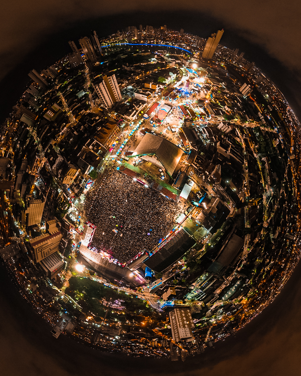 Fotografia aérea noturna da festa de São João de Campina Grande.